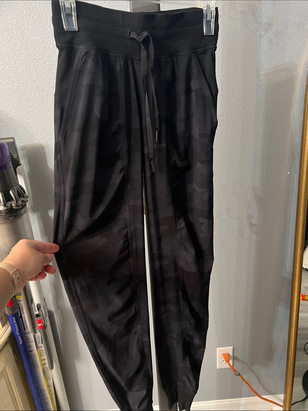 Lululemon women’s dance studio Black Camo Jogger - Picture 1 of 7